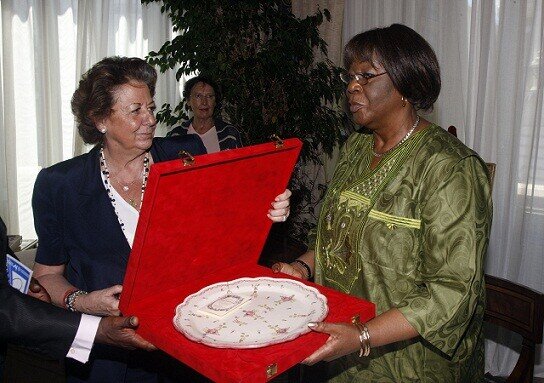 La Embajadora de Guinea Ecuatorial recibe un presente de la alcaldesa/ayto vlc