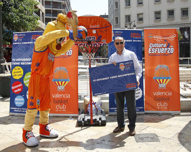 Paco Raga, en la instalación del Valencia Basket junto a la parada de Colón.