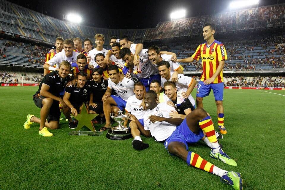 Los jugadores del Valencia CF posan con el Trofeo Naranja. Foto: Valencia CF