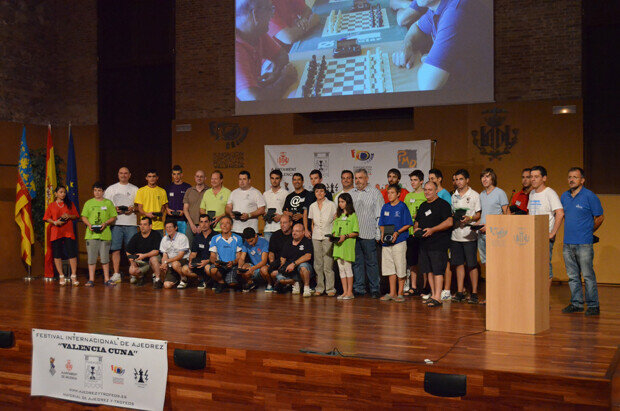 La Directora Gerente de la Fundación Deportiva Municipal de Valencia junto a los capitanes de los equipos participantes y la organización.