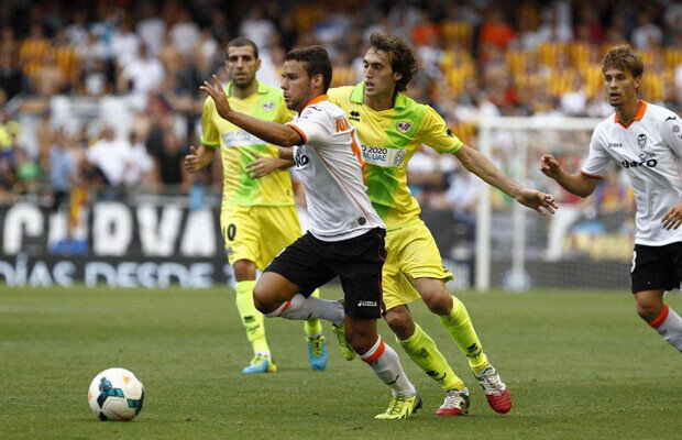 Juan Bernat dio a Feghouli una asistencia de gol que el argelino malogró inexplicablemente. Foto: Valencia CF