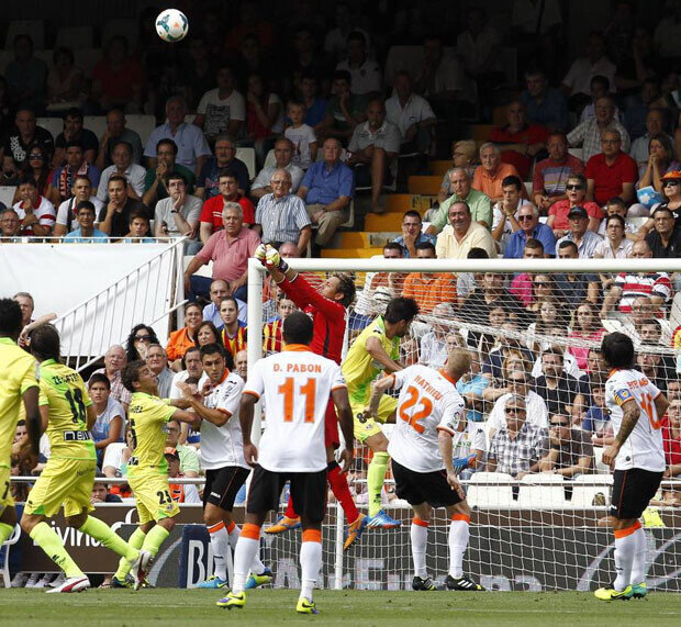 Diego Alves, saliendo de puños ante la oposición de un jugador rayista. El brasileño fue todo pundonor, aguantando lesionado desde el minuto 15. Foto: Valencia CF