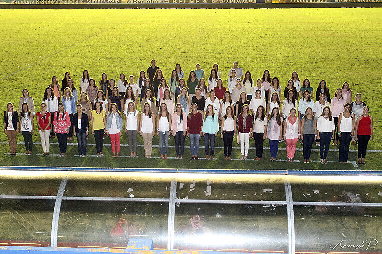 Las candidatas a Corte de Honor de la FMV 2014, en el césped del Ciutat de Valencia. Foto: Armando Romero / JCF