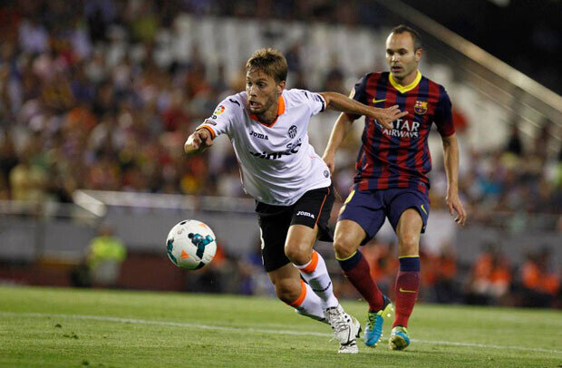 Canales sortea a Iniesta. Foto: Valencia CF