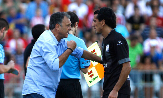 Caparrós da instrucciones a Pedro Ríos. Foto: Levante UD