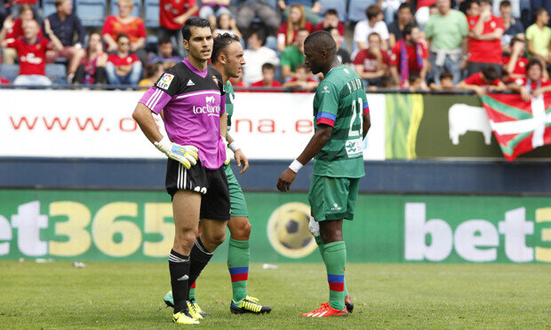 Diop se prepara para tirar el penalti. Foto: Jorge Ramírez / Levante UD