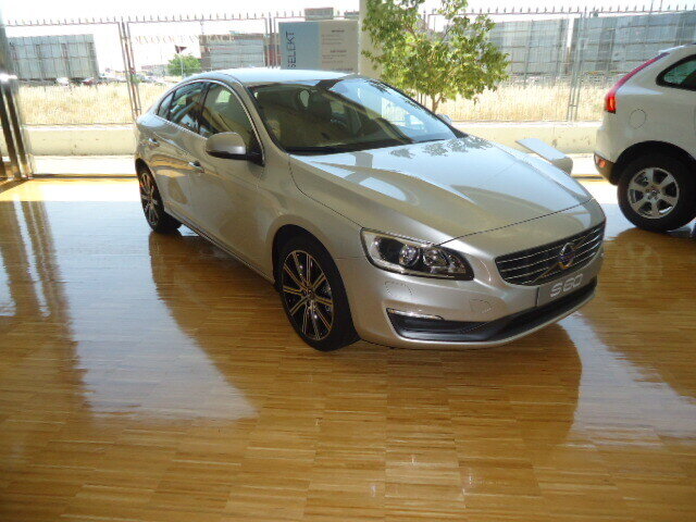 Volvo V60 D3 Momentum Auto, uno de los modelos de Hellobyecars