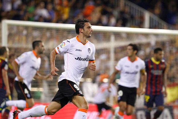 Hélder Postiga marca el primer tanto valencianista. Foto: Valencia CF