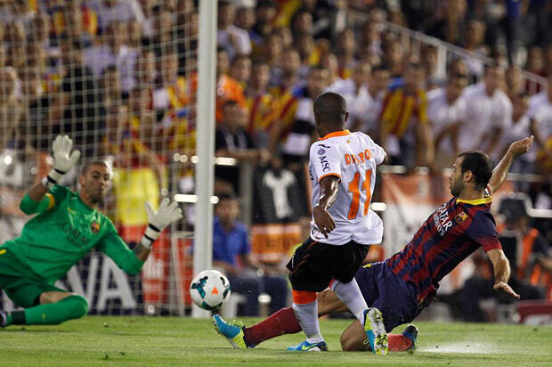 Pabón dispara a puerta. Foto: Valencia CF