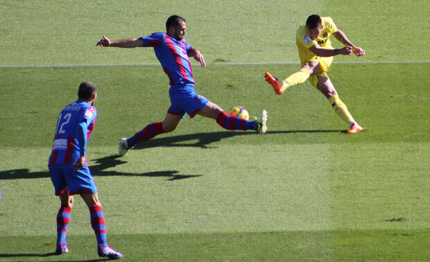 Juanfran tapa un gran disparo. Foto: Javier Furió