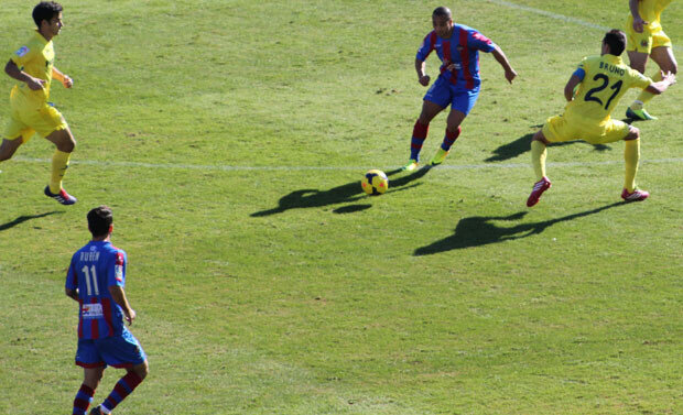 Rubén y El Zhar no podían con la defensa amarilla. Foto: Javier Furió