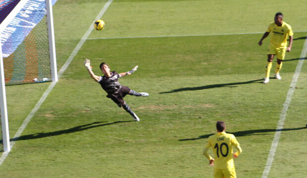 Javi ataja el disparo de Bruno. Foto: Javier Furió