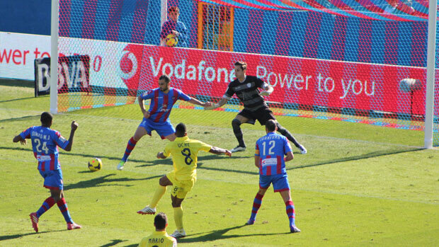 Uche la buscó hasta que la encontró, marcando dos goles de bonita factura. Foto: Javier Furió