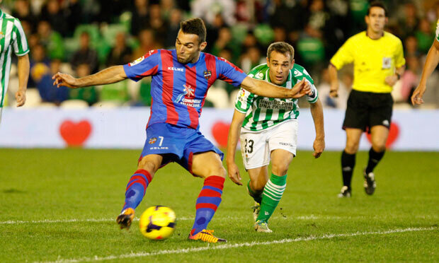 Barral pudo adelantar al Levante, pero se tropezó con su compañero, Baba. Foto: Jorge Ramírez / Levante UD