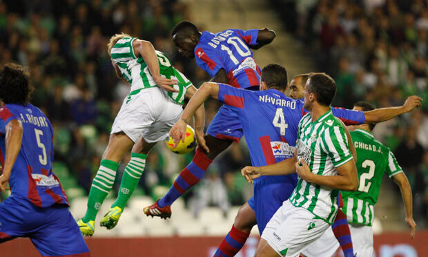 Babá y David Navarro intentan rematar sin suerte. Foto: Jorge Ramírez / Levante UD