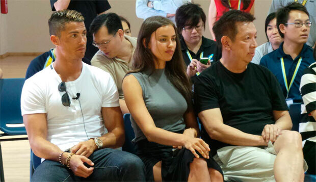 Peter Lim, a la derecha, en un acto en Singapur junto a Cristiano Ronaldo y su novia, Irina Shayk