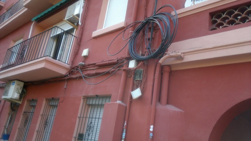 Cableado aéreo recogido en un edificio del barrio de Marxalenes. Foto: José Cuñat