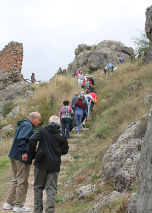 Un grupo, de caminata por el término de Andilla.