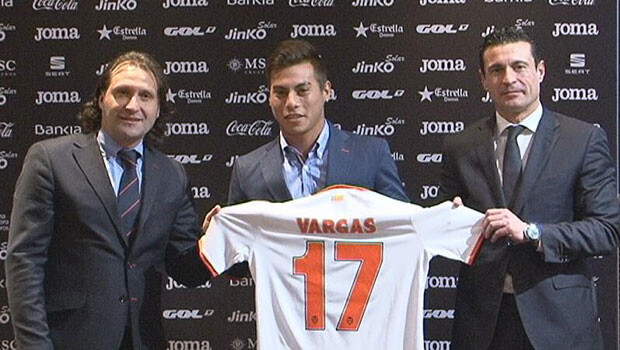 Rufete y Salvo rodean a Vargas en su presentación en el palco Vip de Mestalla.