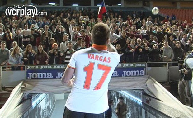 Edu Vargas saluda a la afición al salir al césped de Mestalla. Foto: VCF