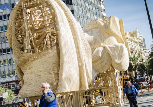 La Falla de la plaza del Ayuntamiento 2014, de Manuel García, va tomando cuerpo.