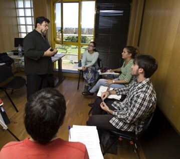 Jóvenes en un programa de inmersión en inglés.