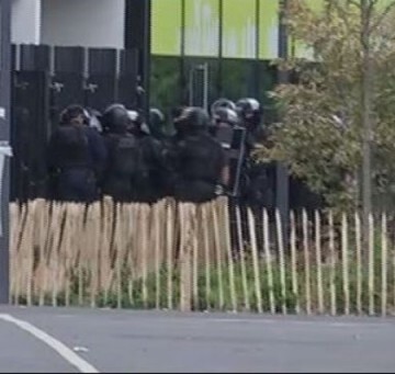 La policía ha evacuado a los 18 empleados de la tienda de Primark.