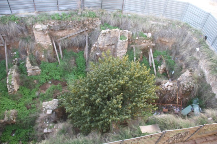 Restos romanos abandonados en el solar de la calle Salvador (2)