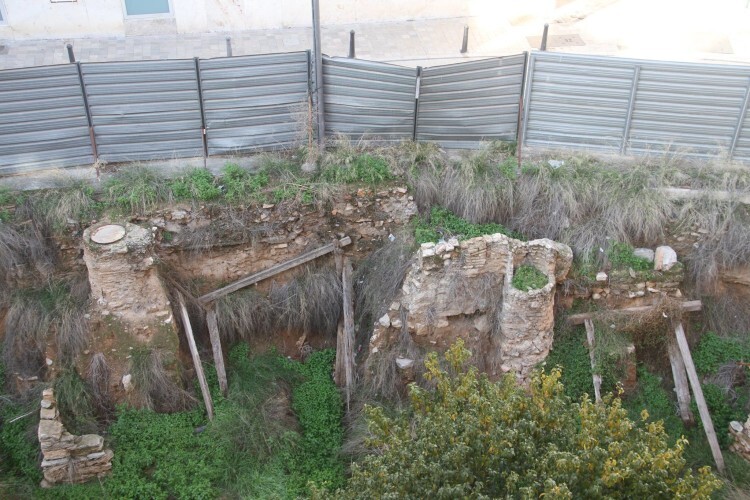 Restos romanos abandonados en el solar de la calle Salvador (3)