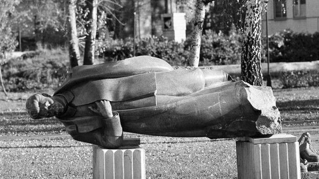150807132243_stalin_statue_down_624x351_bbc_nocredit