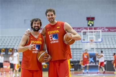 Llull junto a Pau antes del partido 100 (Foto: A.Nevado / FEB)