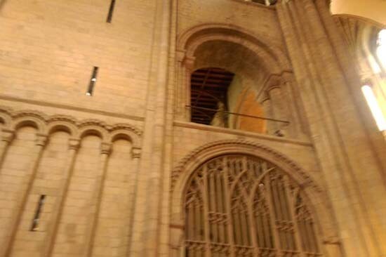 Fotografían un supuesto fantasma de un obispo en catedral de Norwich Inglaterra (2)