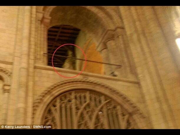 Fotografían un supuesto fantasma de un obispo en catedral de Norwich Inglaterra (3)