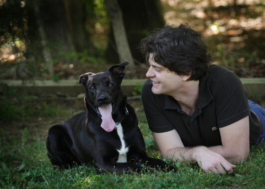 El investigador Brian Hare junto a su perro Tasmania. / Vanessa Woods