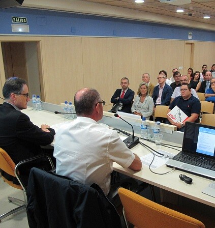 Los representantes en la mesa redonda reclamaron mayores dosis de sensibilidad para los transporte.