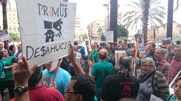 Un centenar de personas mostraron su total apoyo a Rosa para evitar su desahucio. (Foto-Valencia Noticias).