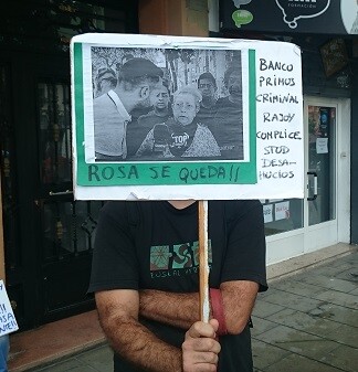 Un vecino muestra su apoyo a Rosa. (Foto-Valencia Noticias).