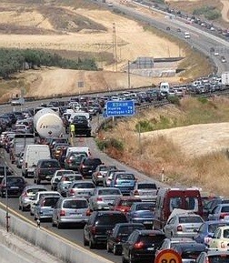 El trailer se quedó en la mediana sin poder salir.