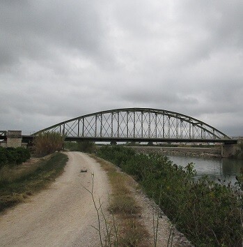 El vell pont sobre el riu Xúquer està tancat des que en 2010 s'inaugurara el nou.