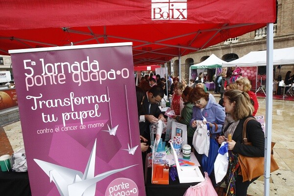 Muchas personas contribuyeron en el acto que tuvo lugar junto a la Plaza de Toros. (Foto-Manuel Molines).