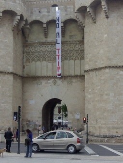 Pancarta en las Torres de Serranos de Valencia con el lema #NoalTTIP.