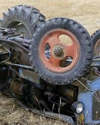 Imagen de un tractor volcado.