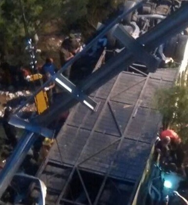 El vehículo transportaba unas 50 personas.