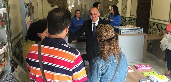 Calabuig visita la nueva Oficina de Turisme del Ayuntamiento.