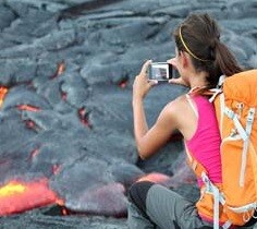 Turistas junto a la lava del volcán.