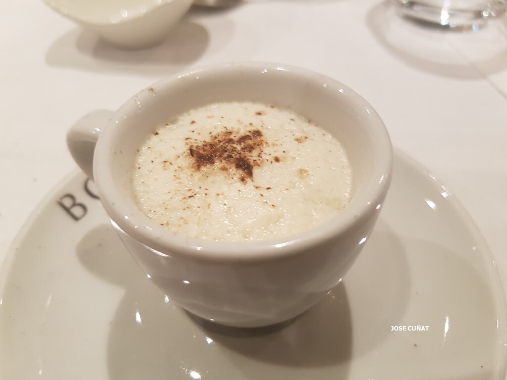 capuchino-de-parmesano-una-royal-de-setas-y-una-espuma-de-virute-de-parmesano-infusionada-72-horas-la-corteza