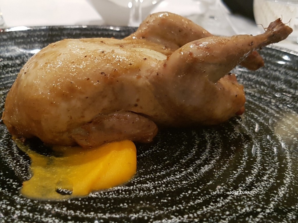 codorniz-rellena-asada-en-su-jugo-especiado-y-pure-de-boniato-picante-acabada-en-parrilla-con-carbon-aromatizado