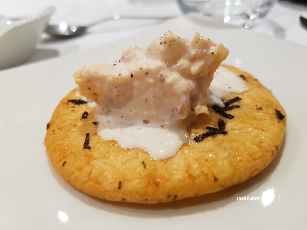 ensaladilla-de-atun-picante-con-patata-cocida-chile-chipotle-esmuna-de-datil-y-galleta-de-arroz-horneado-con-algas-20161118_221417