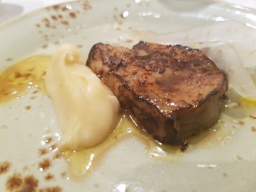 foie-con-pure-de-chirivia-y-regaliz-y-un-plus-de-hinojo