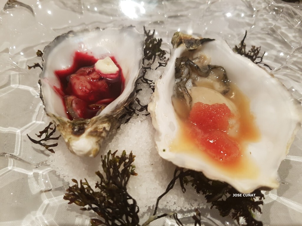 ostras-francesas-con-escabeche-de-agua-de-valencia-texturizado-y-un-granizado-de-naranjas-sanguinas-y-ostra-nordica-con-agua-de-remolacha-ahumada-con-crema-de-avella